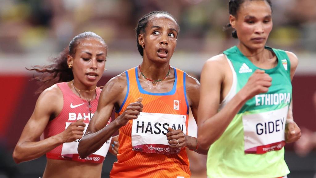 Gidey compitiendo en una prueba contra Hassan