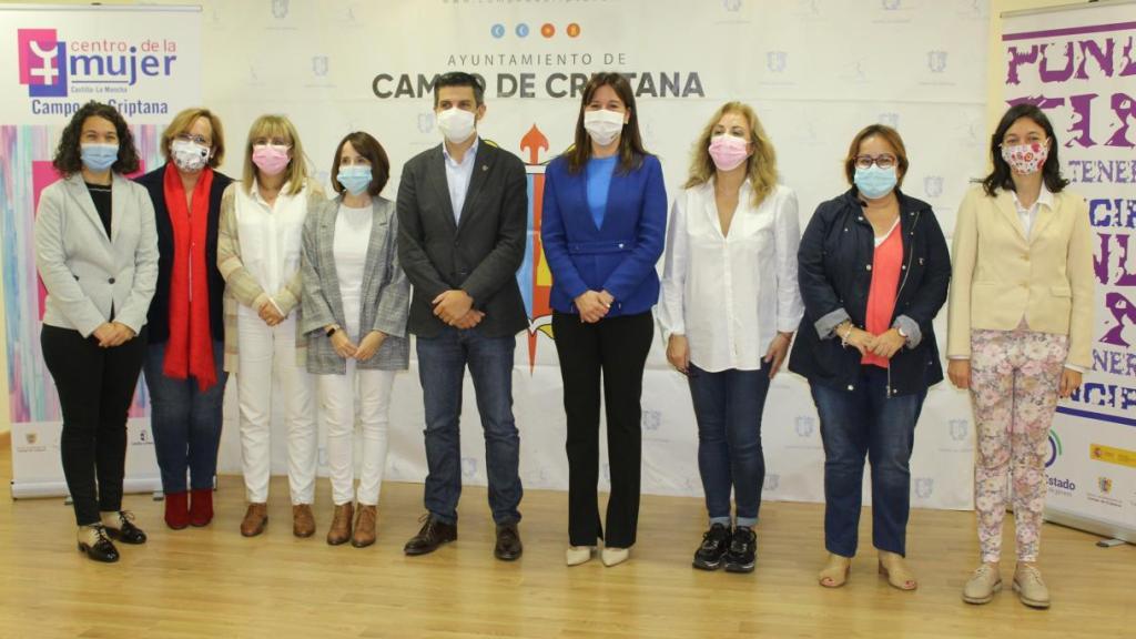 Visita de Blanca Fernández, consejera de Igualdad, al Centro de la Mujer de Campo de Criptana (Ciudad Real)