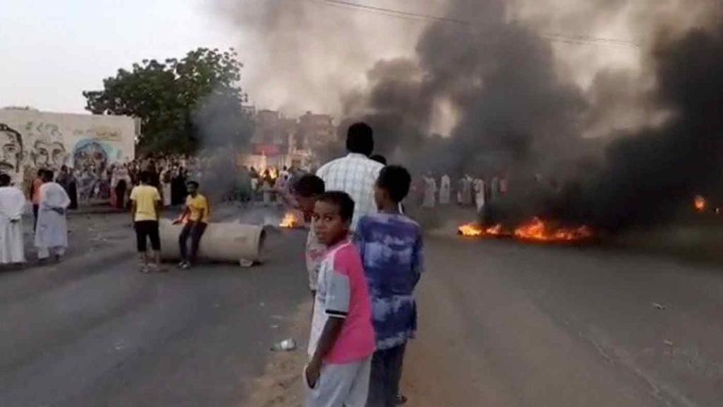 Varias personas en la calle tras los rumores de un golpe de Estado.