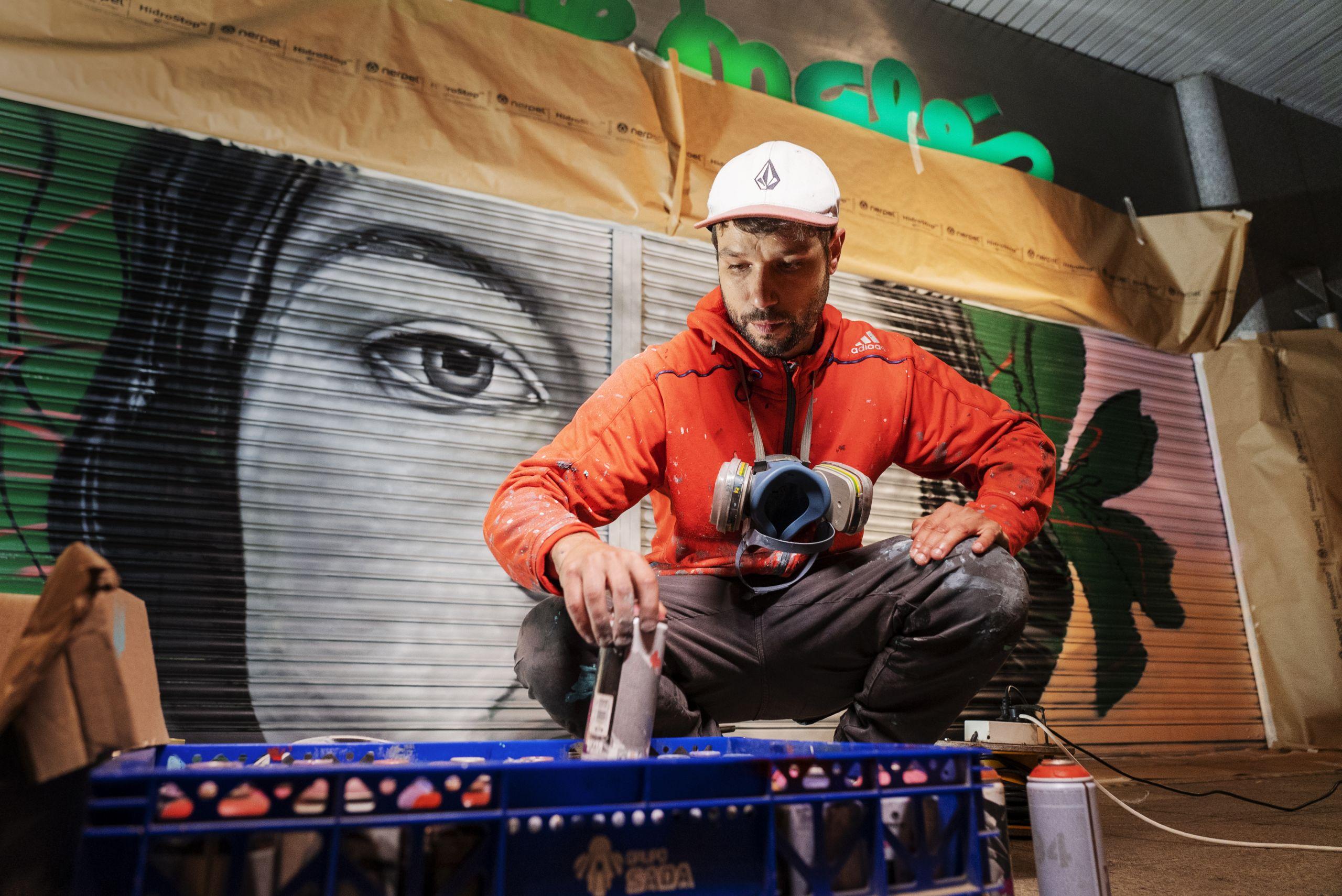 Diego As mientras realizaba el grafiti (El Corte Inglés).