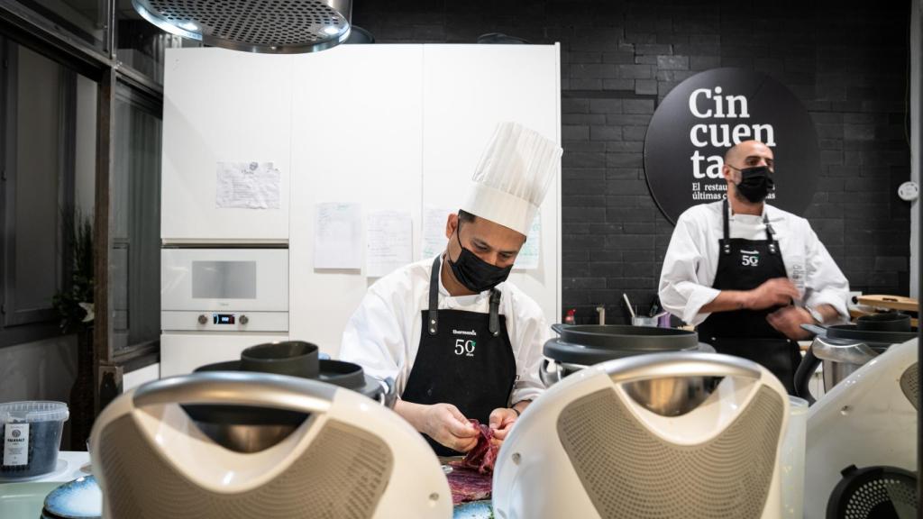 Una imagen de la cocina de Cincuenta.