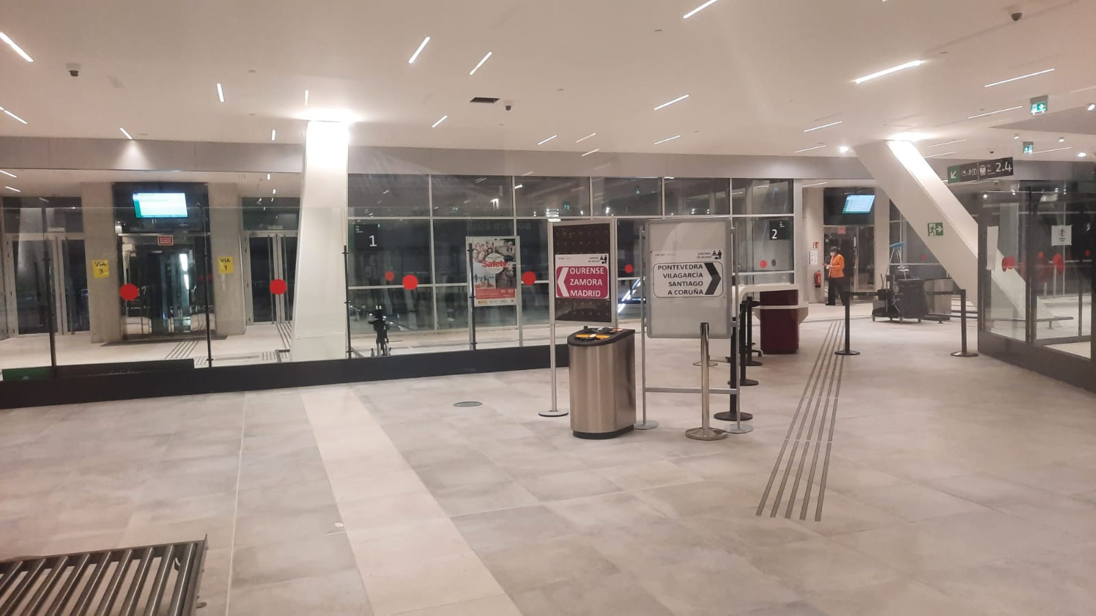 Área de embarque de la estación del Vialia de Vigo-Urzaiz, con áreas separadas hacia Madrid y el Eje Atlántico.