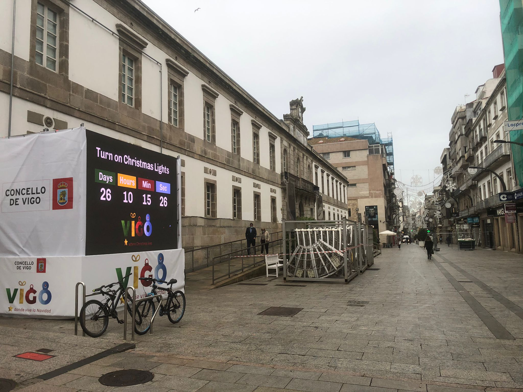 Las piezas de la de la bola de Navidad gigante en Príncipe.