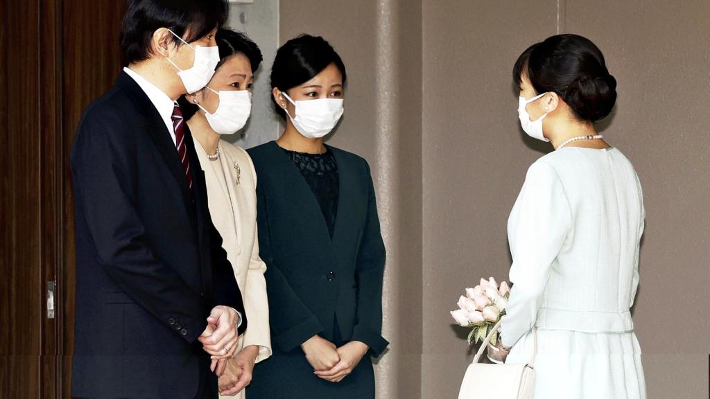 Mako despidiéndose de sus padres y su hermana antes de contraer matrimonio con el plebeyo Kei Komuro.