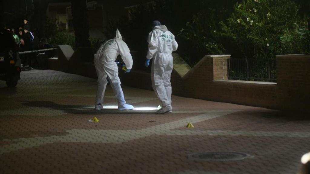 Unos agentes de la Policía Judicial realizando una inspección ocular en la zona del parricidio.
