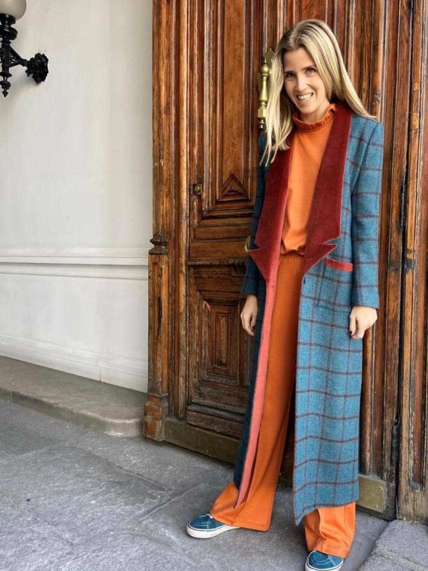 Andrea Moragues, creadora de la firma con uno de sus abrigos.