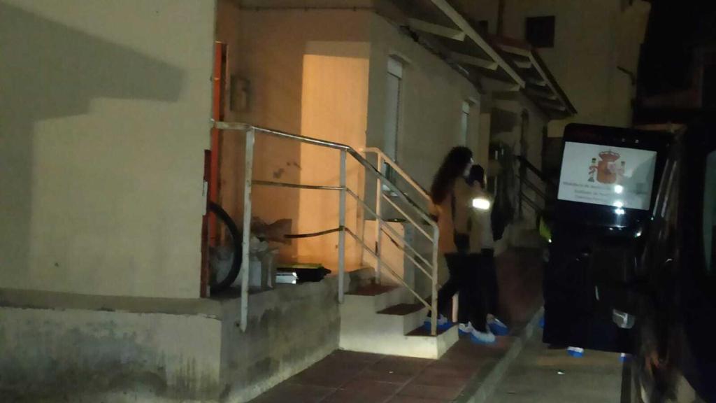 Los familiares del fallecido, este lunes, saliendo de la vivienda donde se produjo el parricidio.