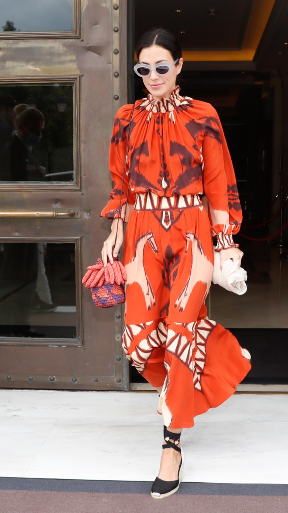 Sassa de Osma con vestido de Johanna Ortiz y gafas de la marca española Tiwi.