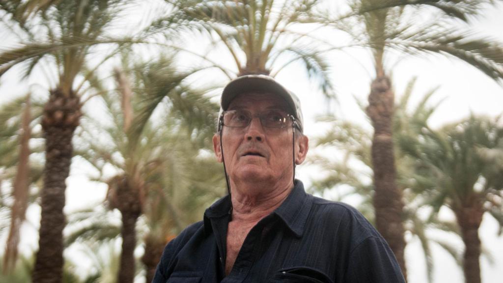 Carlos ha trabajado toda su vida en la industria del calzado y vive en Carrús.