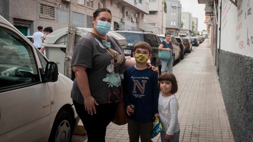 Marina y sus hijos Martín y Berta.