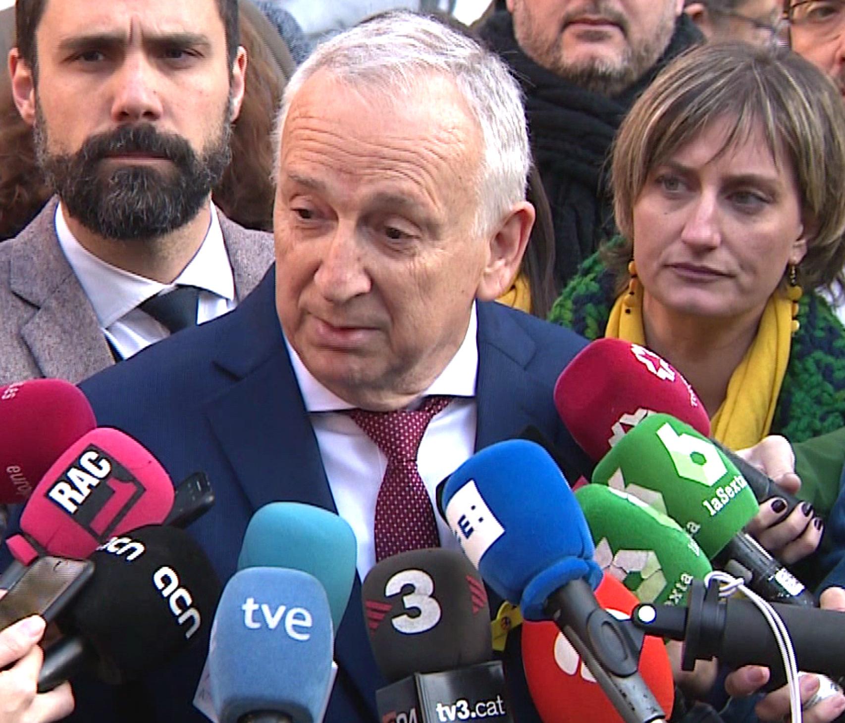 Bernat Pegueroles, marido de Carme Forcadell, en rueda de prensa junto al Tribunal Supremo.