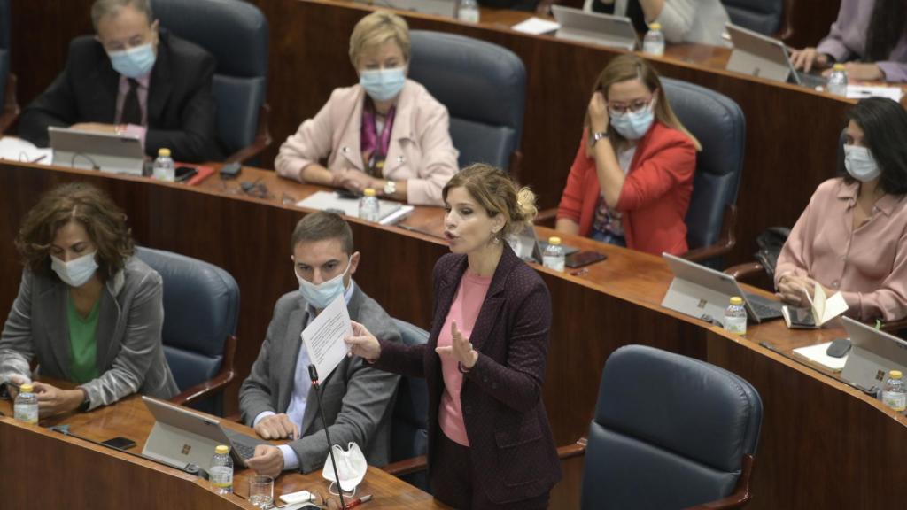 Juan Lobato mira a Hana Jalloul mientras esta interviene en un pleno de la Asamblea de Madrid celebrado este curso.