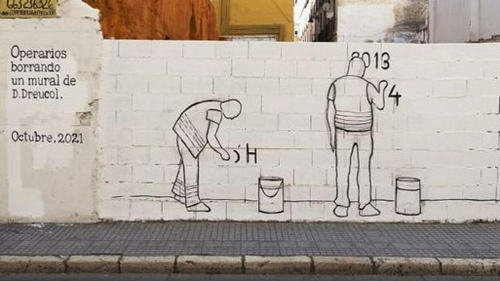 El artista malagueño le dedicó un homenaje a los operarios que borraron su mural.