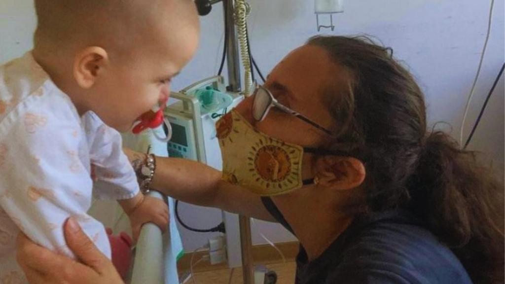 Sandra Arjona y un pequeño hospitalizado.