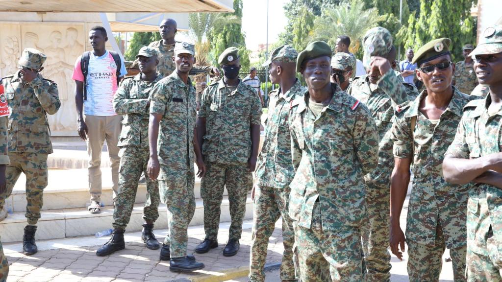 Militares sudaneses frente al palacio presidencial en Jartum el pasado 16 de octubre.