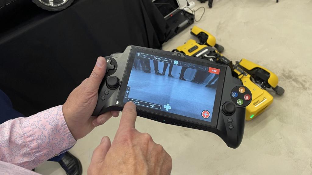 Así es el dispositivo con el que se controla a Spot, el perro robot de Boston Dynamics.