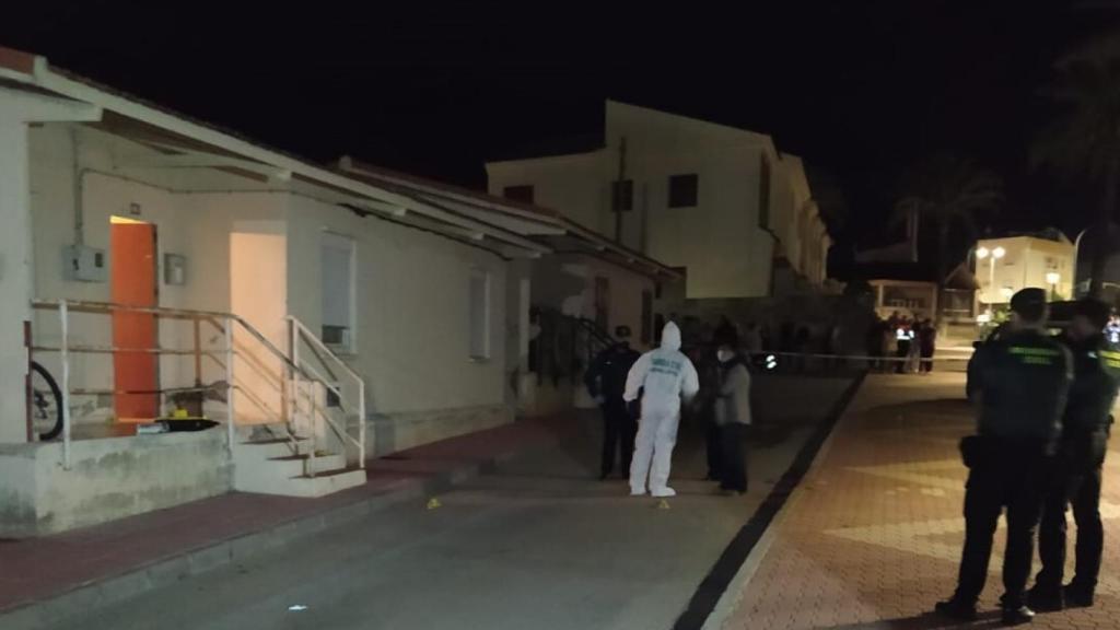 Unos guardias civiles, este lunes por la noche, frente al inmueble de Campos del Río donde se produjo el parricidio.