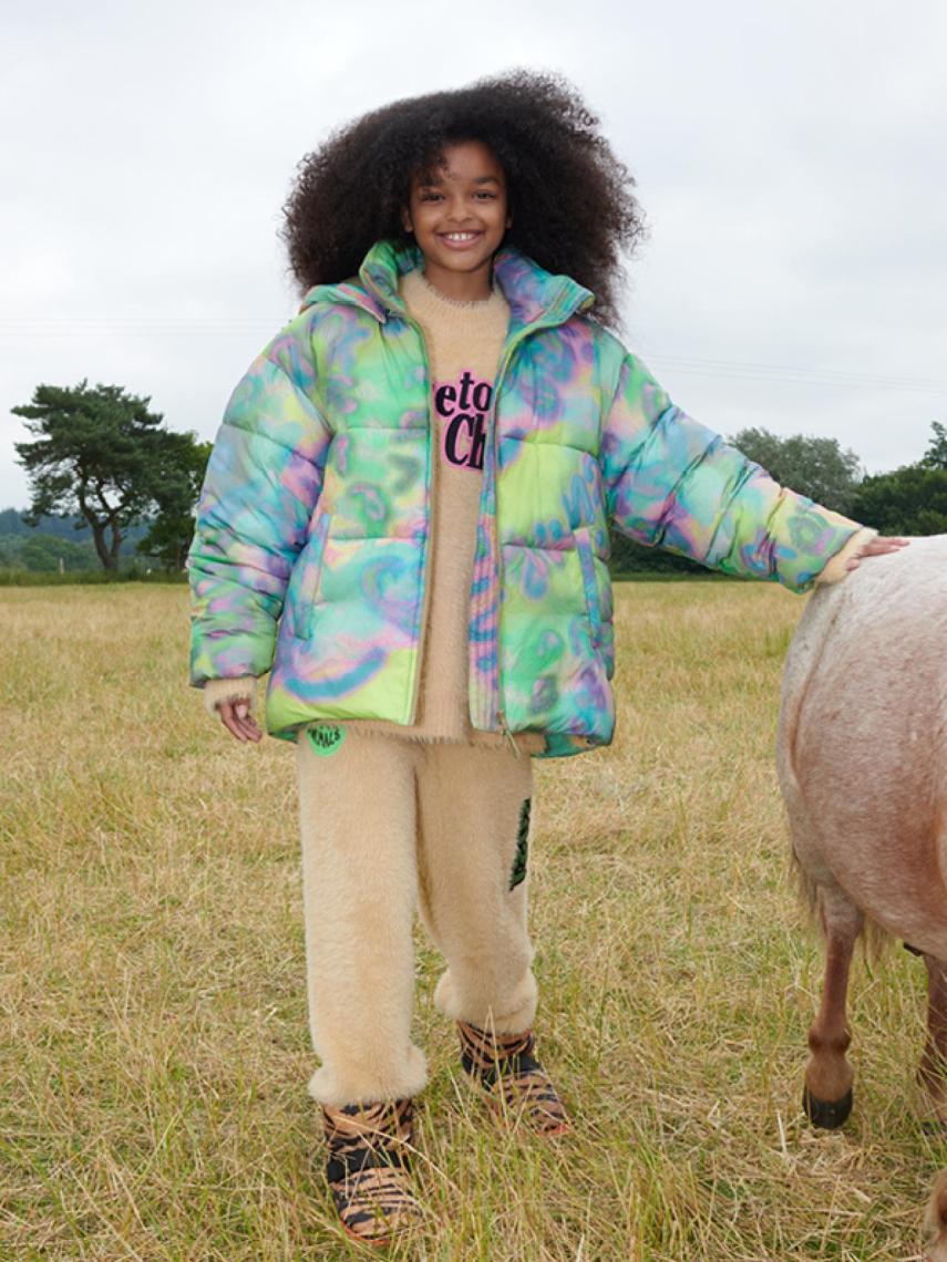 La colección incluye moda para niños.