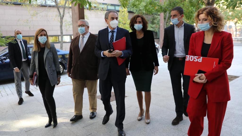 El expresidente del Gobierno José Luis Rodríguez Zapatero (4i) y la portavoz del PSOE en la Asamblea de Madrid, Hana Jalloul (d), a su llegada a las jornadas 'Diez años del fin de ETA: regeneración y memoria democrática' en la Asamblea de Madrid.