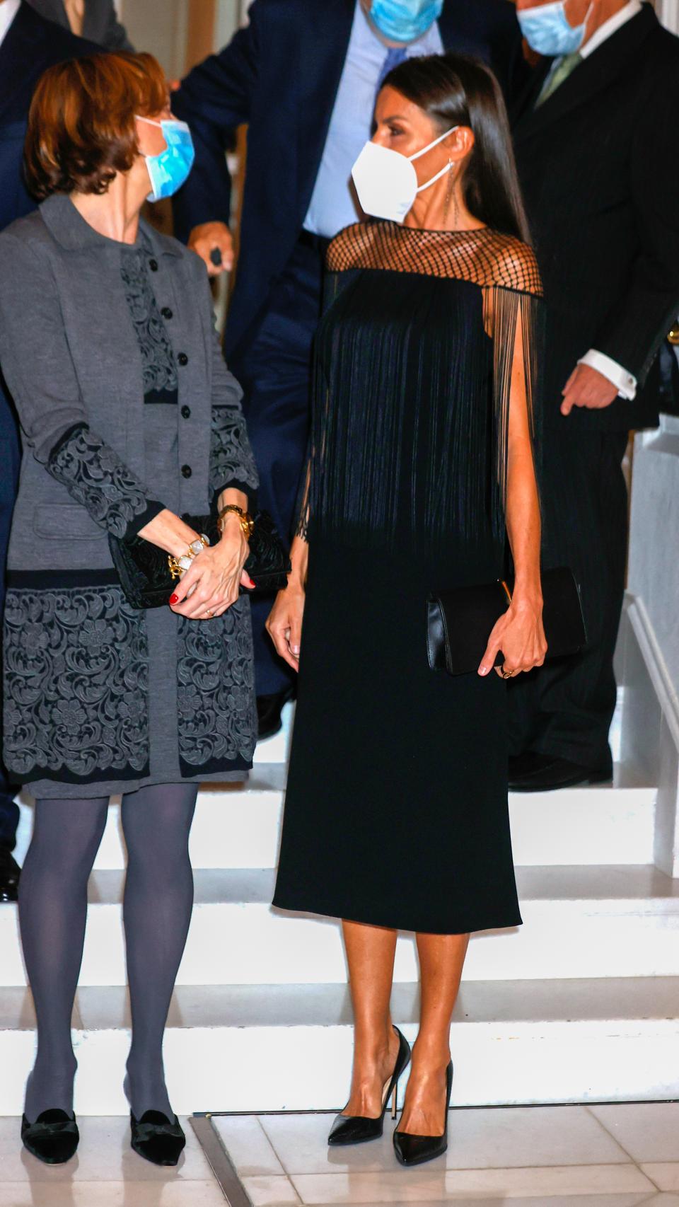 La Reina, con vestido de Hugo Boss, bolso de Nina Ricci y zapatos de Blahnik.