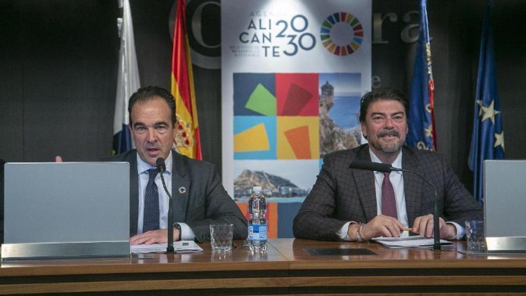 Toño Peral y Luis Barcala, en un acto del ayuntamiento.