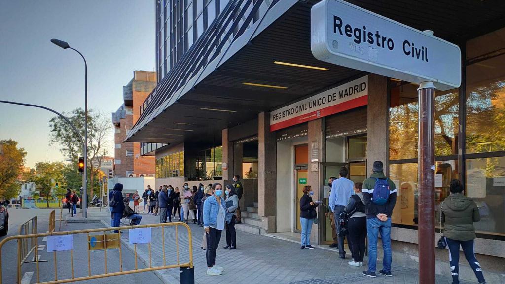 Colas a las puertas del registro civil, este miércoles.