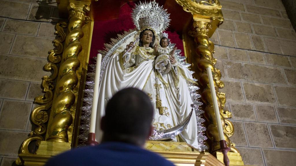 Ángel, ante una de las imágenes de su hermandad.