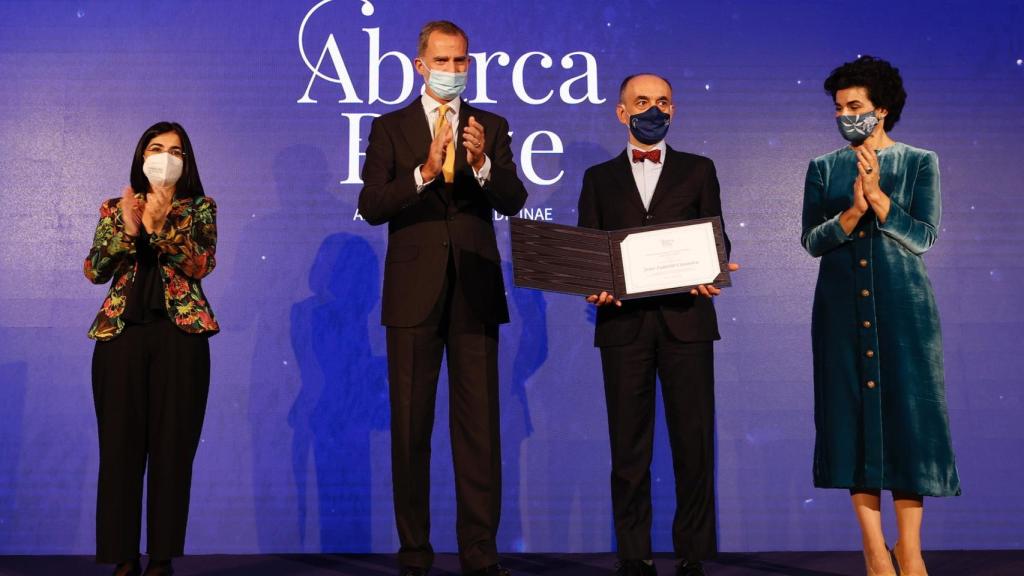 Carolina Darias, ministra de Sanidad; el rey Felipe VI; el premiado, Jean-Laurent Casanova; y Elena Abarca Cidón.