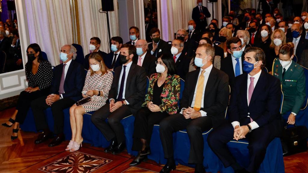De derecha a izquierda: Juan Abarca, presidente de HM Hospitales; el rey Felipe VI; Carolina Darias, ministra de Sanidad; Pablo Casado, presidente del PP; Ana Pastor, vicepresidenta segunda del Congreso de los Diputados; Enrique Ruiz Escudero, consejero de Sanidad de Madrid; y Begoña Villacís, vicealcaldesa de Madrid.
