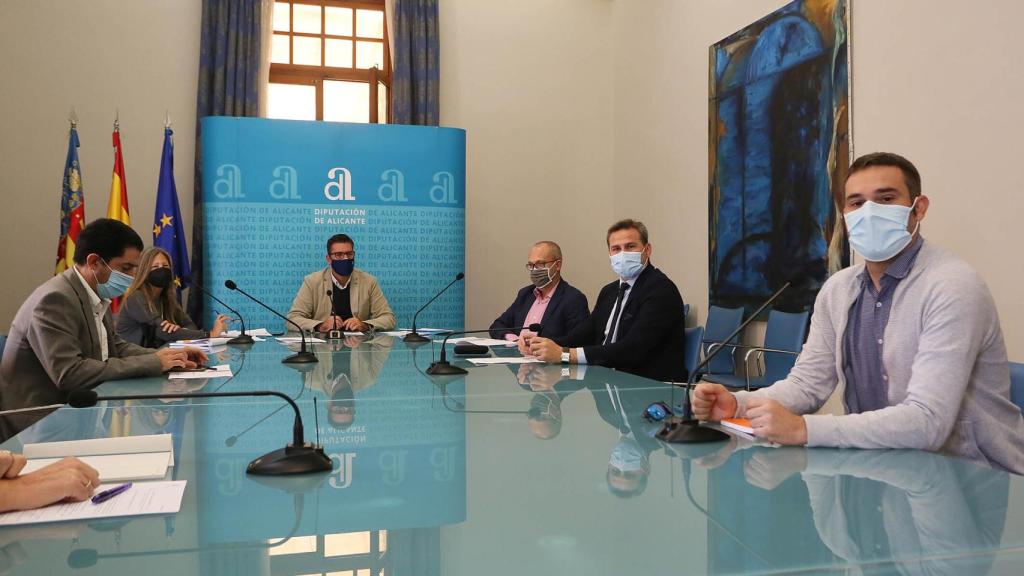 La reunión ha culminado con el  compromiso de todas las formaciones políticas.