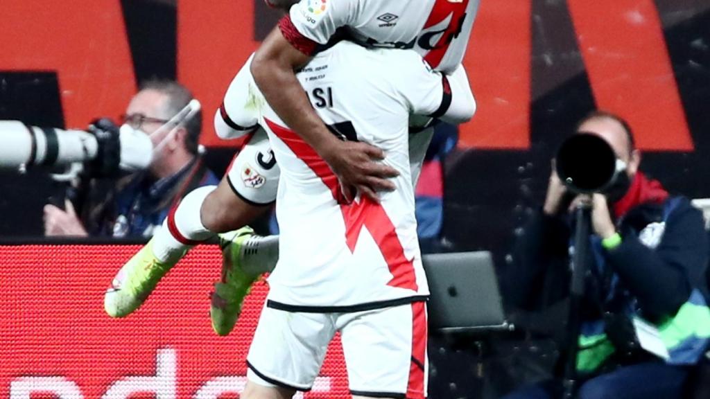 Radamel Falcao celebra su gol con el Rayo Vallecano al Barça