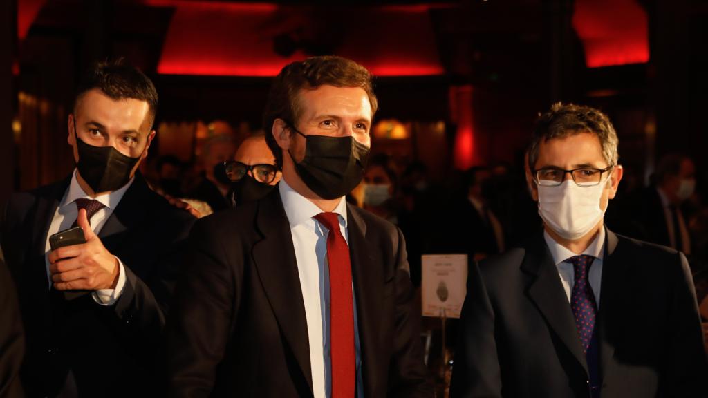 Pablo Casado (PP), entre Héctor Gómez y Félix Bolaños (PSOE), en los premios de EL ESPAÑOL.