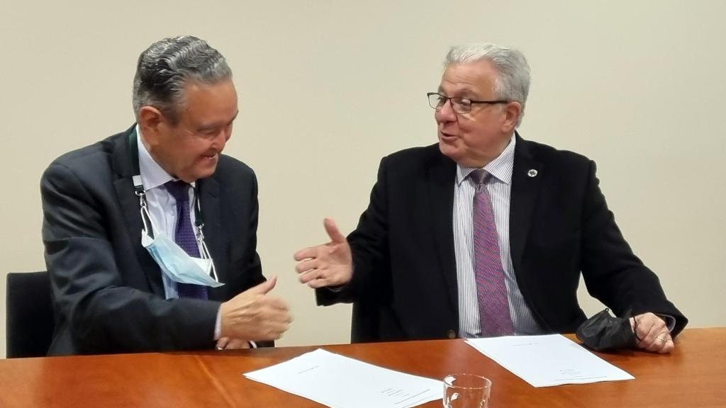 El director del centro tecnológico Torre Juana OST, Andrés Pedreño (izquierda), y el rector de la Universidad de Buenos Aires, Alberto Barbieri (derecha), durante la firma del acuerdo en Madrid. FOTO: Julio Miravalls.