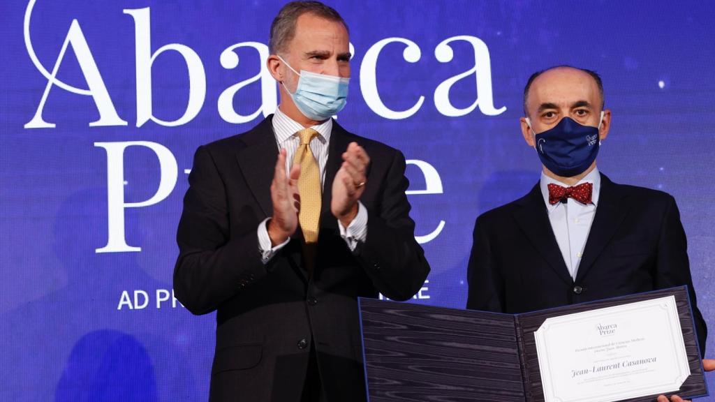 El rey Felipe VI entrega el 'Abarca Prize' al investigador Jean-Laurent Casanova.