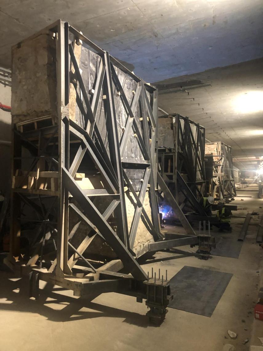 Los bloques cortados y montados sobre las tanquetas.