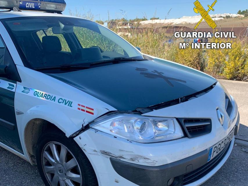 Coche embestido de la Guardia Civil