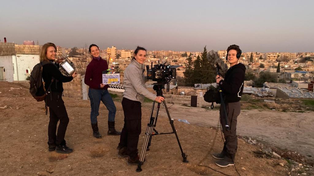 Alba Sotorra junto a su equipo en pleno rodaje.
