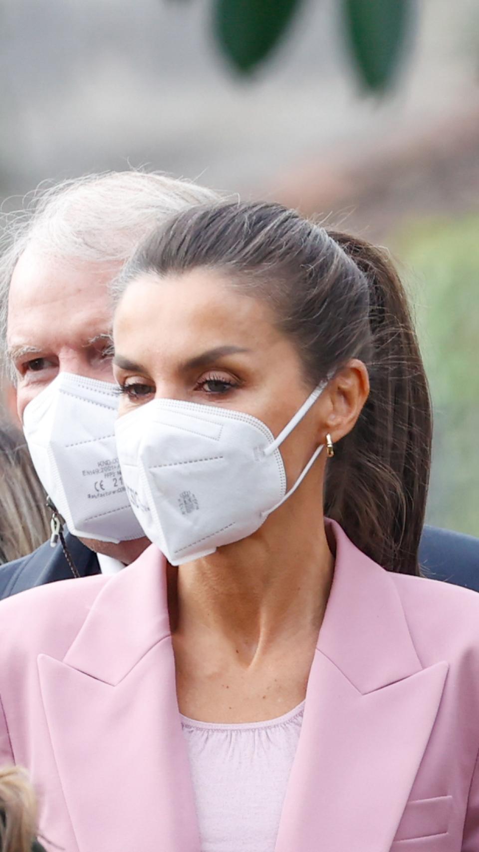 Detalle de los pendientes de la reina Letizia.