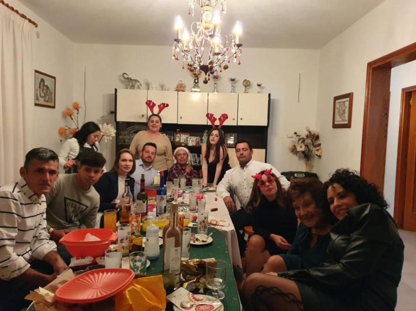 La familia de Roberto Leal (al fondo, con barba), la última Navidad en la casa de sus padres, que ya no existe.