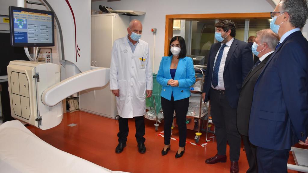 La ministra Darias, este jueves, en una de las unidades de La Arrixaca.