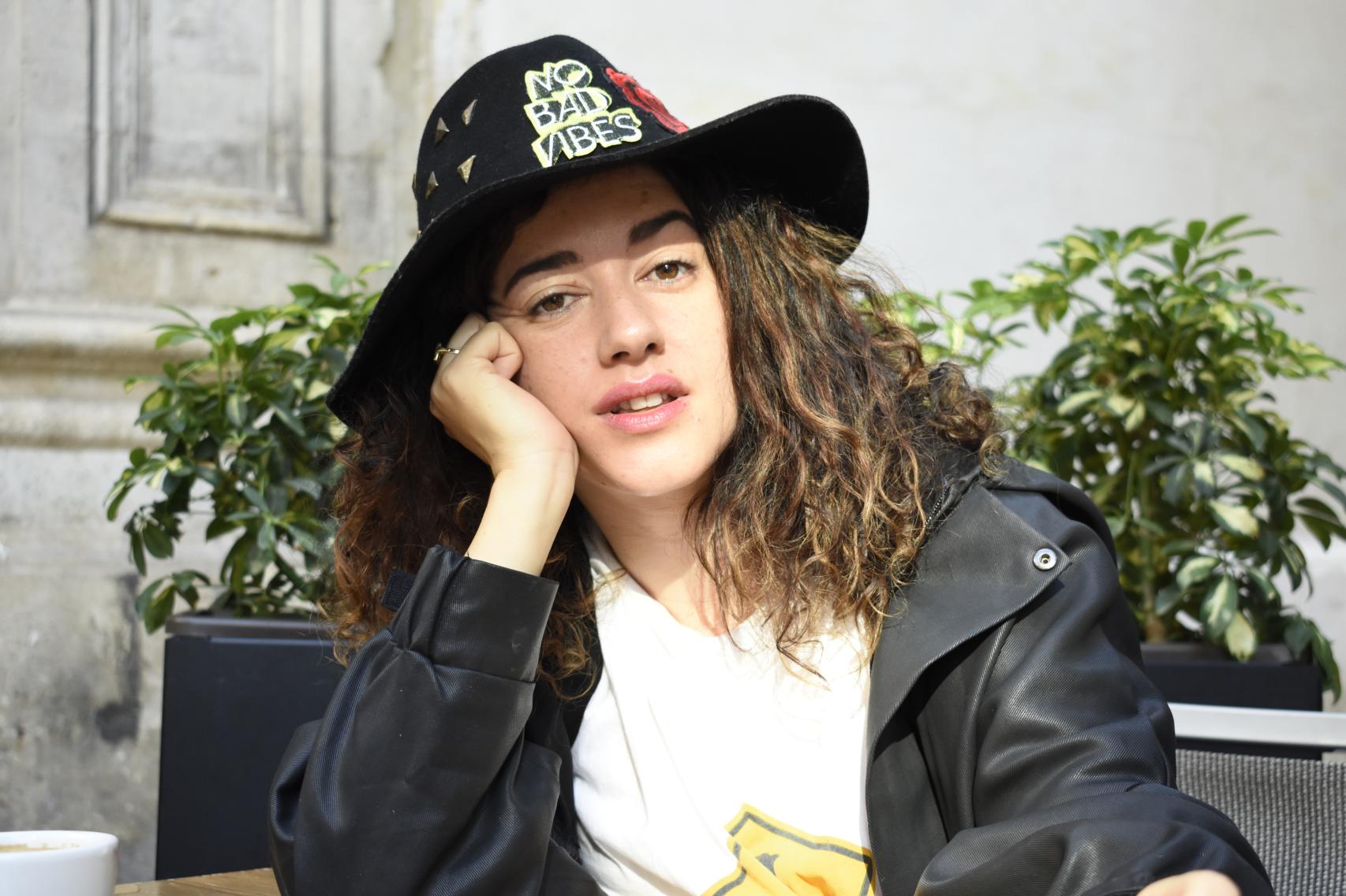 Otra imagen de la artista malagueña frente a la Iglesia de San Juan.