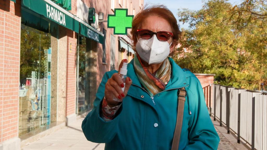 Nati con el gel hidroalcohólico que siempre lleva consigo.