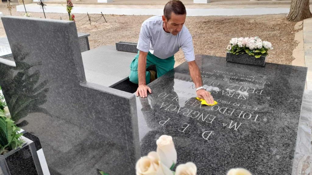 Paco trabajando en el cementerio de Mahora (Albacete), de donde es natural.