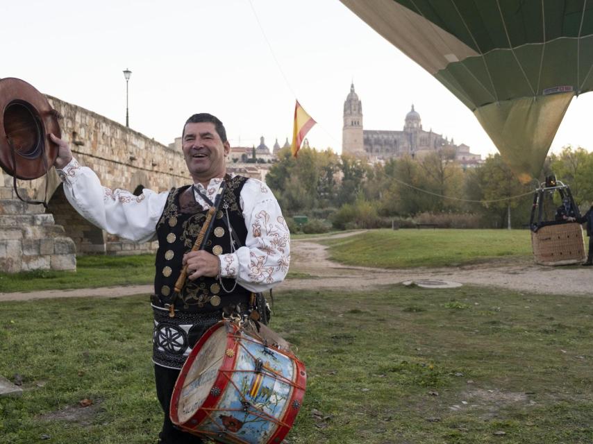 El Mariquelo sobrevuela en globo el centro de la ciudad de Salamanca antes de su tradicional subida la la catedral el domingo
