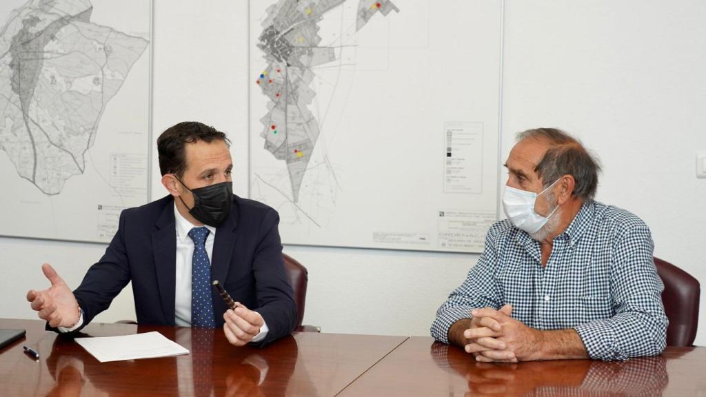 Conrado Íscar durante el encuentro con el alcalde de Villanueva de Duero