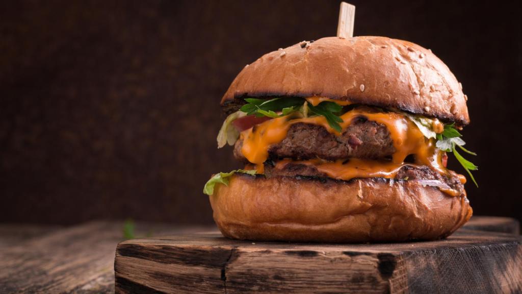 Una hamburguesa a la parrilla.