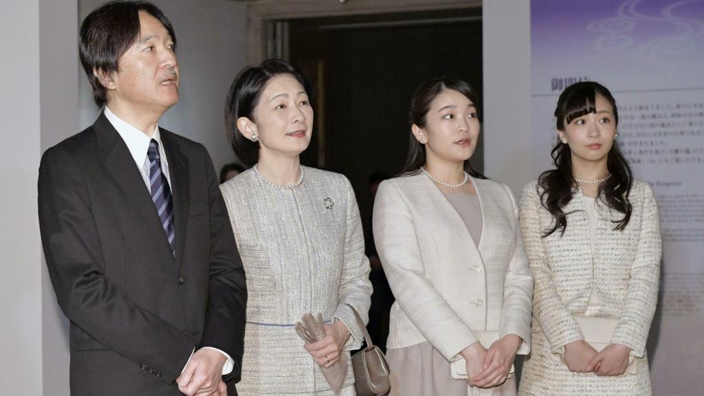 Kako de Japón junto a sus hermana y sus padres en un acto en Tokio.