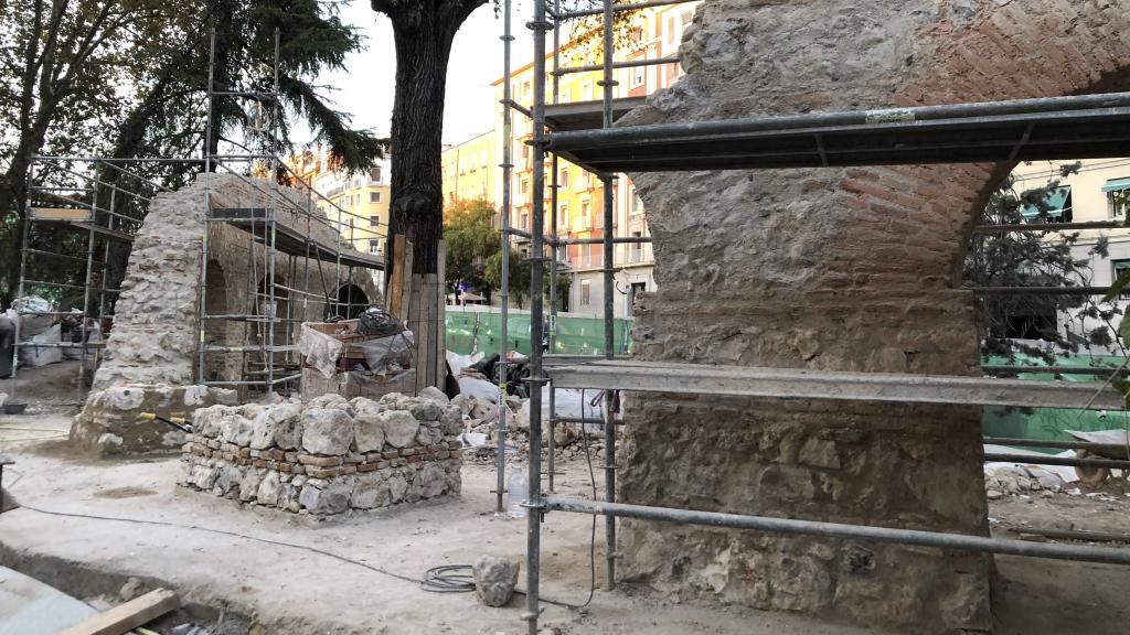 Estado actual de la arquería del Cuartel de San Gil, durante la fase de musealización en el jardín del Templo de Debod..