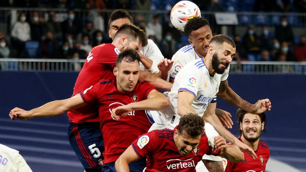 Los jugadores de Osasuna y el Real Madrid intentan rematar un centro al área en los últimos minutos del partido
