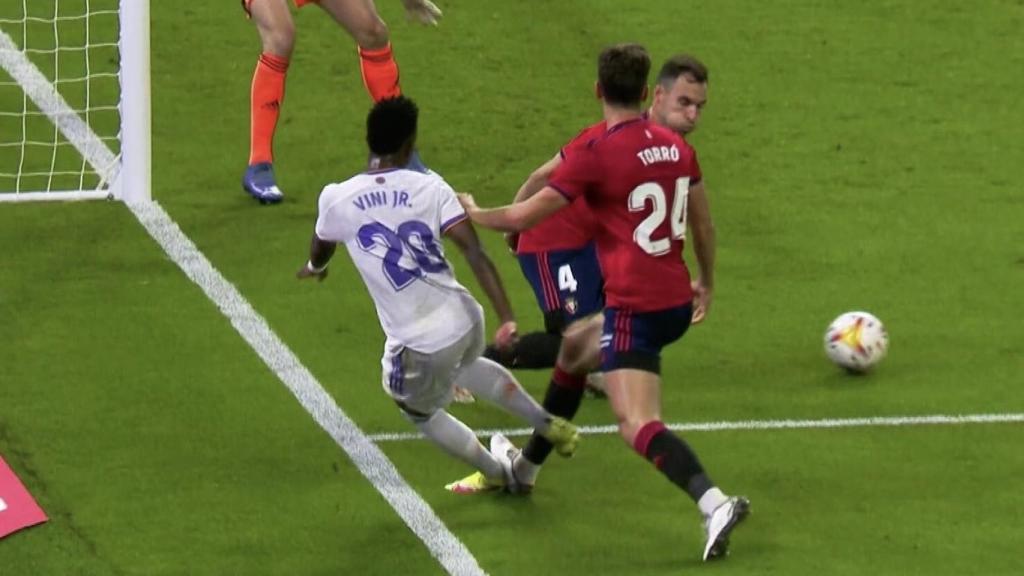 Pisotón de Lucas Torró a Vinicius en el área de Osasuna